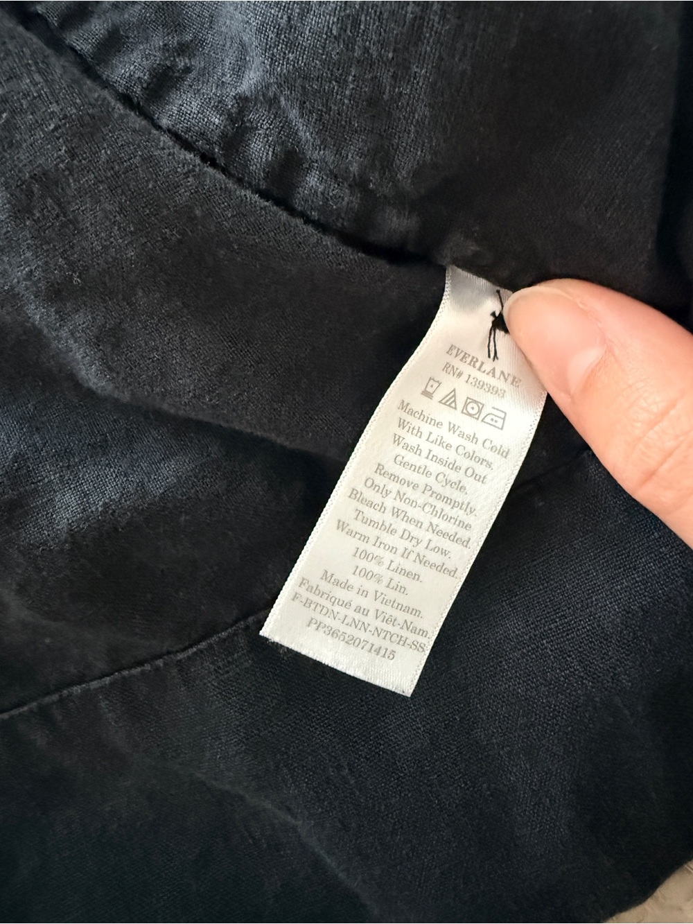 Everlane Short-Sleeve Button-Down Top in Charcoal - Picture 5 of 5